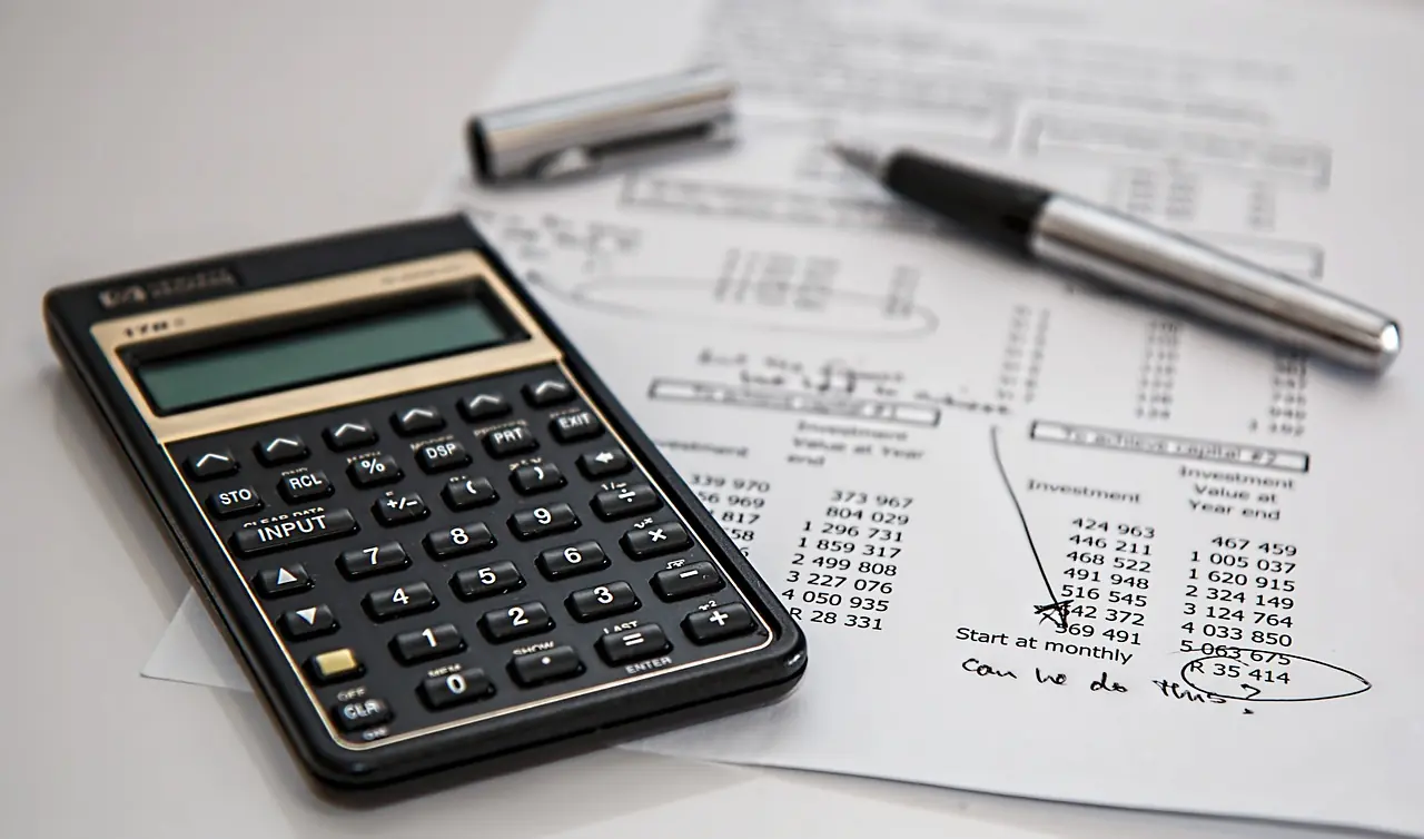 Papel y calculadora, elementos básicos de contabilidad