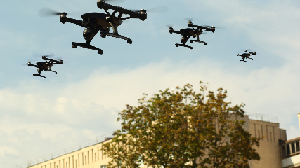 Drones cumpliendo diversas funciones dentro de una empresa.