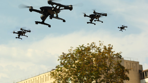 Drones cumpliendo funciones, sobrevolando una empresa