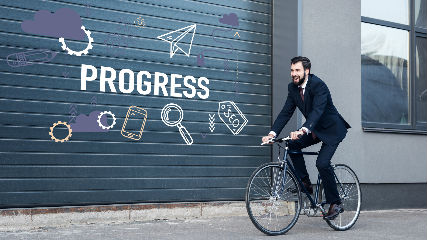 Hombre de negocios andando en bicicleta